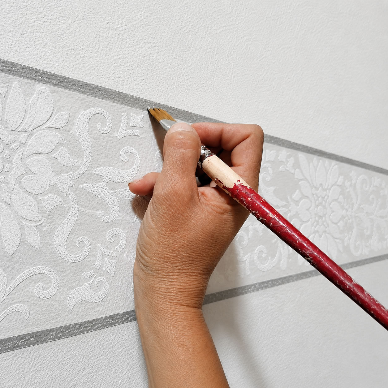 Decorazione murale in calce con stencil realizzata a mano da KiArt Design